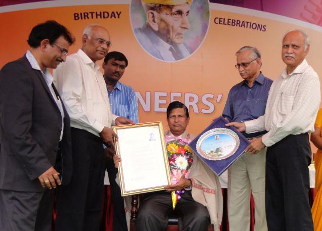 Vignan Group of Institutions Chairman L. Rathaiah (second from left) presenting ‘Vignan Sanketika Puraskar’ to Bharatiya Nabhikiya Vidyut Nigam Limited CMD Prabhat Kumar in Guntur on Saturday. / Photo: T. Vijaya Kumar / The Hindu