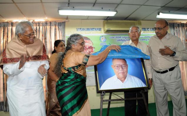 Noted writer and daugher of ChaSo, Chagani Tulasi, unvieling a photograph of noted writer Kalipatnam Rama Rao at a function organised in Visakhapatnam on Saturday to celebrate his 90th birth day./ Photo: C. V. Subrahmanyam / The Hindu