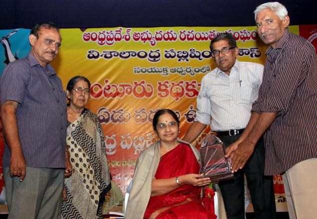 Arasam and Visalandhra Publishing House members presenting ‘Visala Sahiti Puraskaram’ to noted writer Olga at Visalandhra Publishing House diamond jubilee celebrations in Guntur on Friday. / Photo: T.Vijaya Kumar / The Hindu