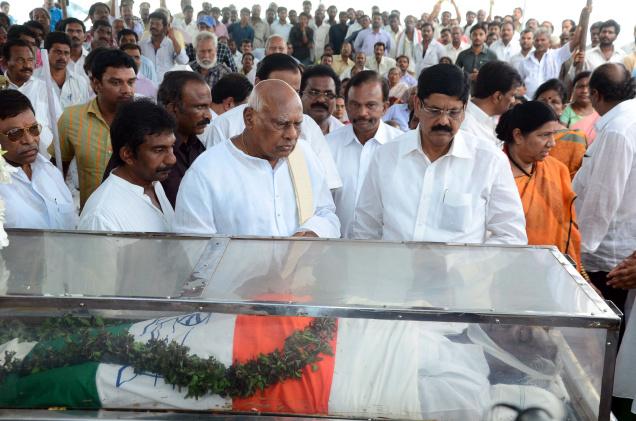 Tamil Nadu Governor K. Rosaiah (centre) paying homage at the body of former Chief Minister Nedurumalli Janardhan Reddy at Vakadu in Nellore district./ PHOTO: K. RAVIKUMAR / The Hindu