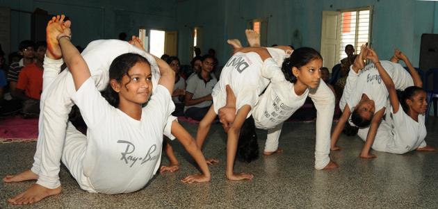 Students of V.M. Ranga Municipal School performing yoga feats at IGMC Stadium in Vijayawada on Sunday.Photo: Ch. Vijaya Bhaskar