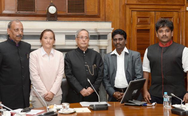 Kadapa writer Vempalli Gangadhar with President Pranab Mukherjee at Rashtrapathi Bhavan on Monday. Photo: By Arrangement / The Hindu